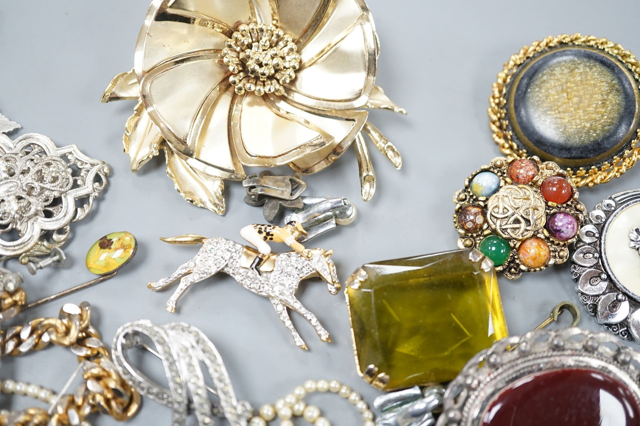 A quantity of assorted costume jewellery.